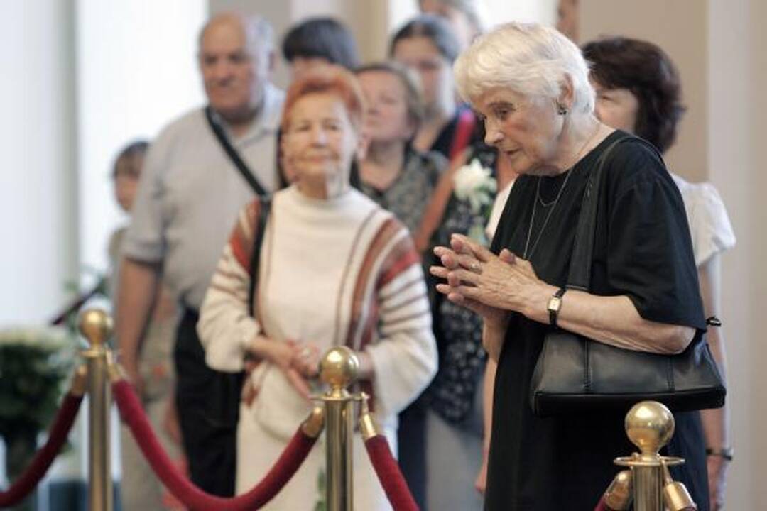 Atsisveikinti su prezidentu A.M.Brazausku plūsta šimtai žmonių 