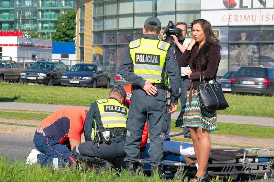 Vilniuje pėsčiųjų perėjoje BMW partrenkė moterį