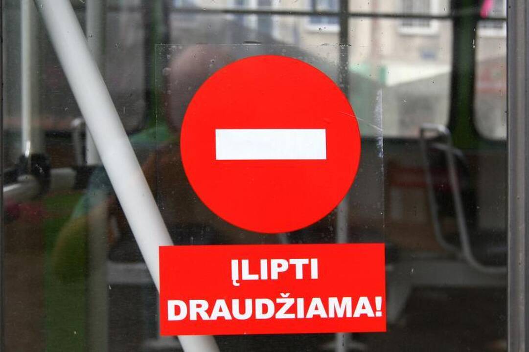 Į autobusą – tik pro priekines duris!