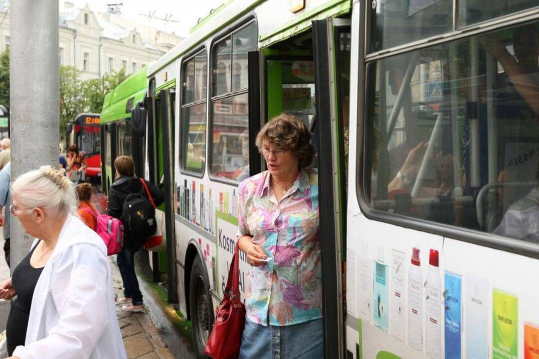 Į autobusą – tik pro priekines duris!
