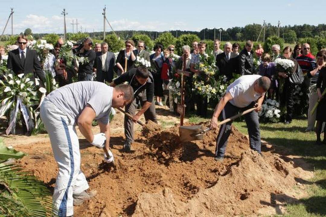 A.Ūsas palaidotas Zapyškio kapinėse, netoli Kauno (papildyta)