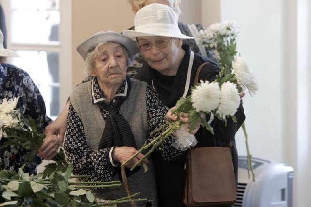 Atsisveikinti su prezidentu A.M.Brazausku plūsta šimtai žmonių 