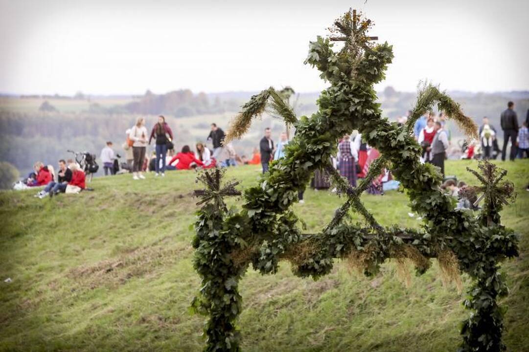 Trumpiausia metų naktis Kernavėje - su dainomis, laužais ir apeigomis