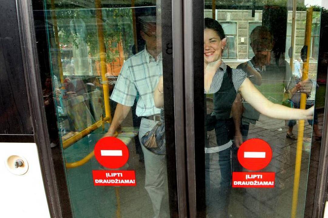 Į autobusą – tik pro priekines duris!