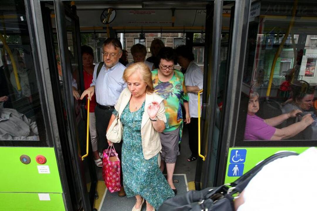 Į autobusą – tik pro priekines duris!