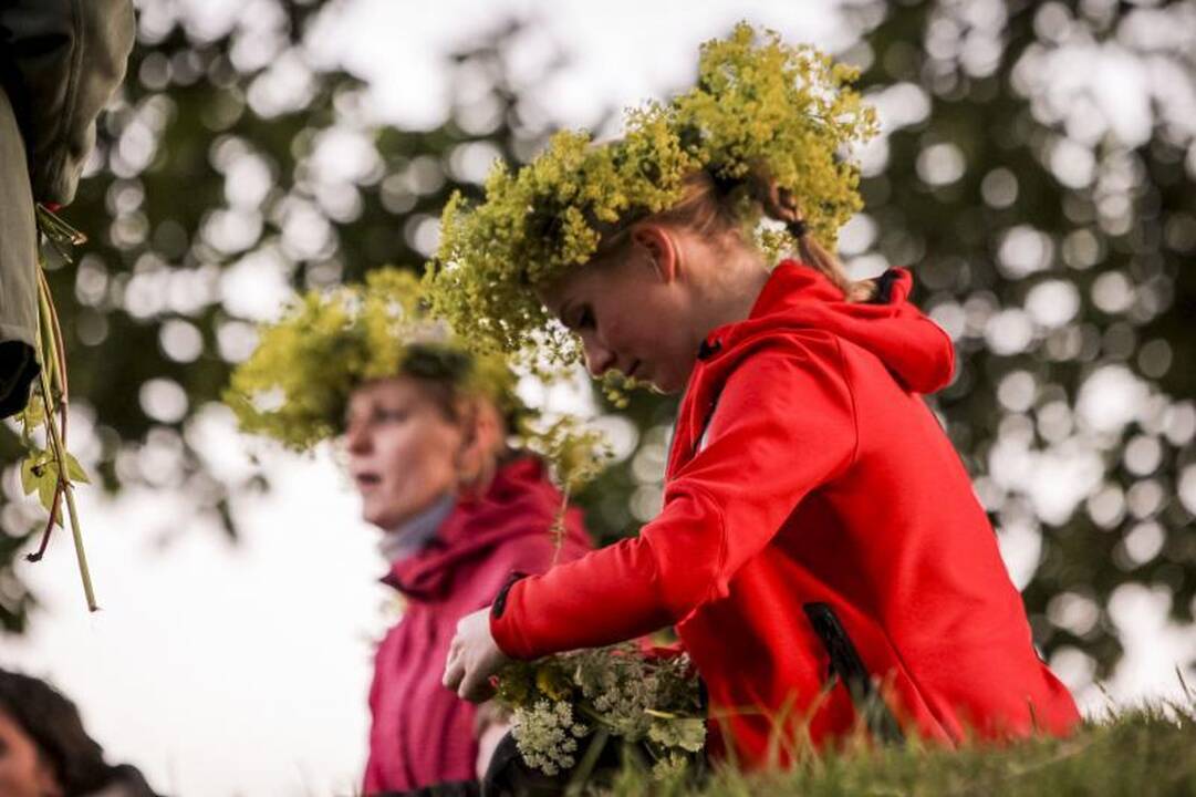 Trumpiausia metų naktis Kernavėje - su dainomis, laužais ir apeigomis