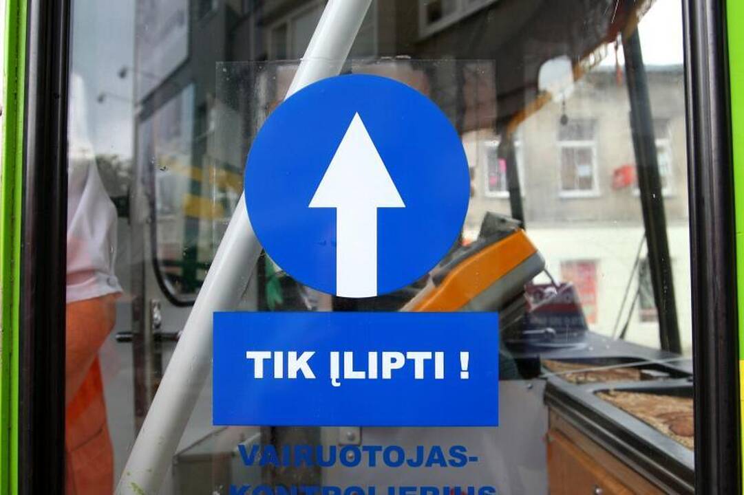Į autobusą – tik pro priekines duris!