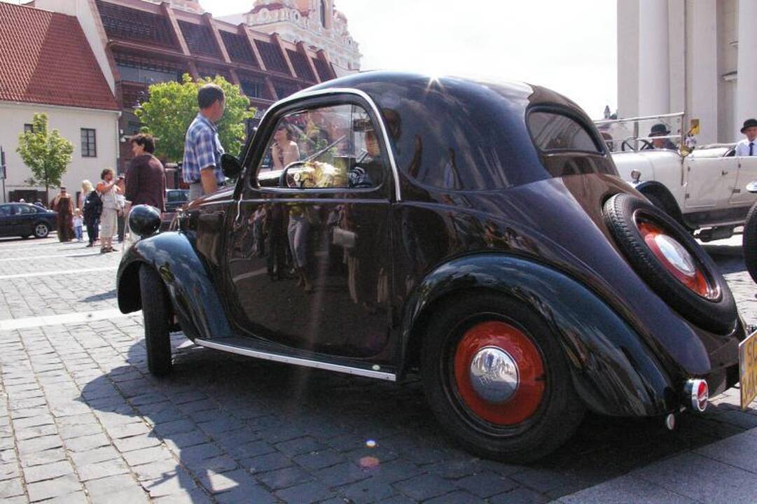 Lenkai į Rotušės aikštę atvyko senoviniais automobiliais