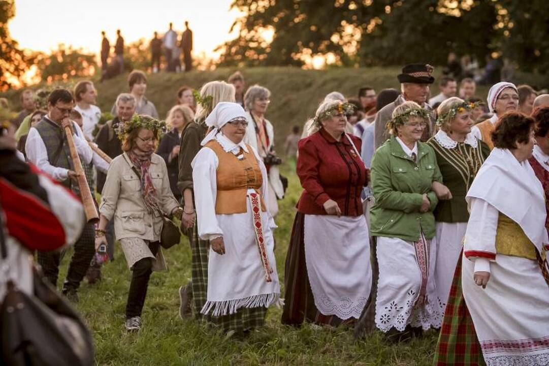 Trumpiausia metų naktis Kernavėje - su dainomis, laužais ir apeigomis