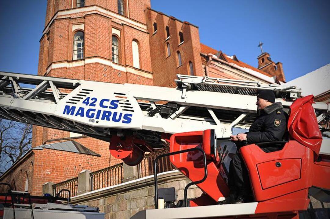011: dešimt valandų tarp ugnies ir mirties 