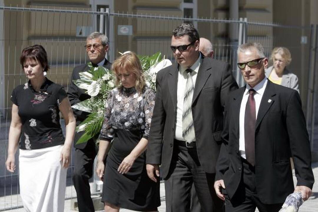 Atsisveikinti su prezidentu A.M.Brazausku plūsta šimtai žmonių 