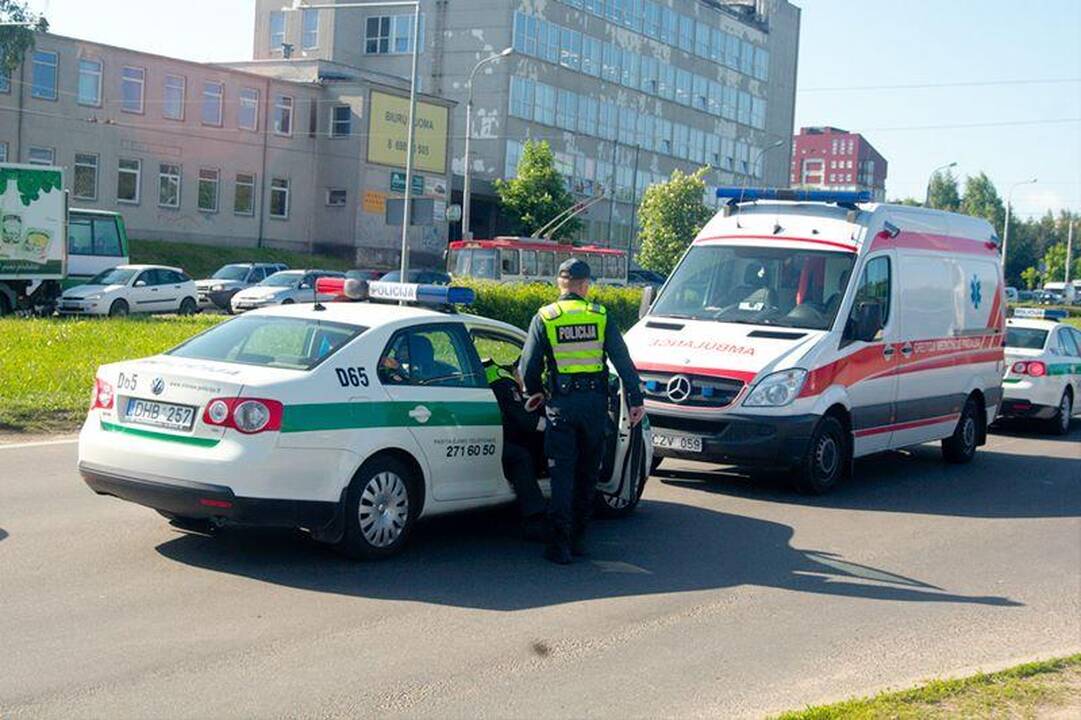 Vilniuje pėsčiųjų perėjoje BMW partrenkė moterį