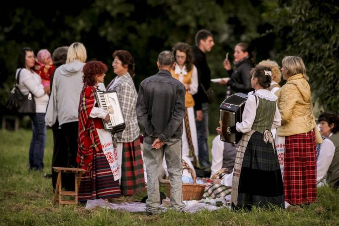 Trumpiausia metų naktis Kernavėje - su dainomis, laužais ir apeigomis