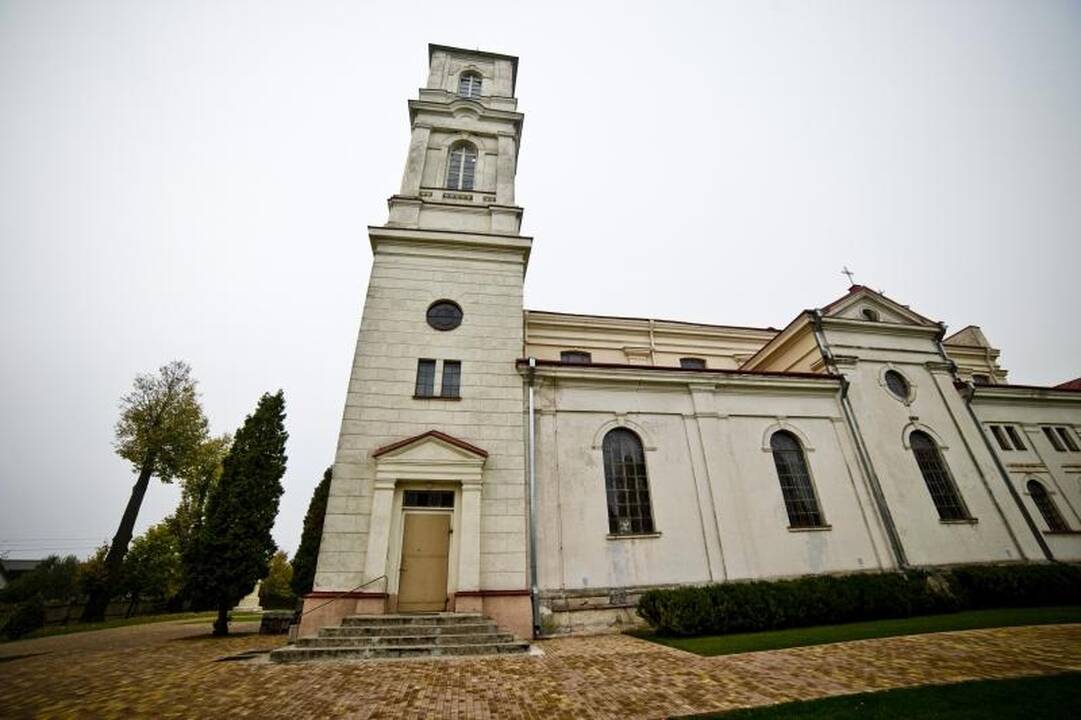 Vandalai išdaužė Raudondvario bažnyčios langus 
