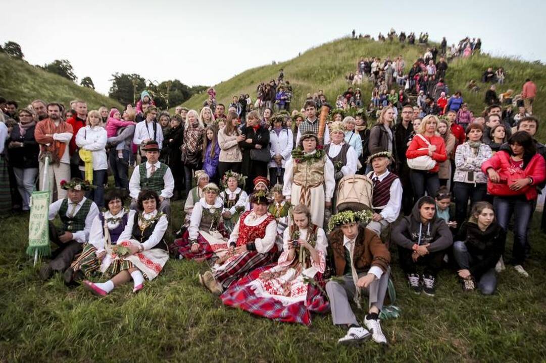 Trumpiausia metų naktis Kernavėje - su dainomis, laužais ir apeigomis