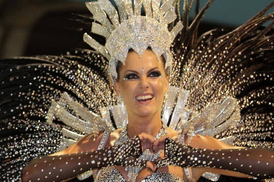 Rio de Žaneiro karnavale liejasi linksmybės