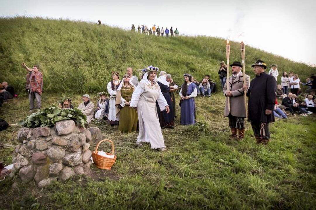 Trumpiausia metų naktis Kernavėje - su dainomis, laužais ir apeigomis