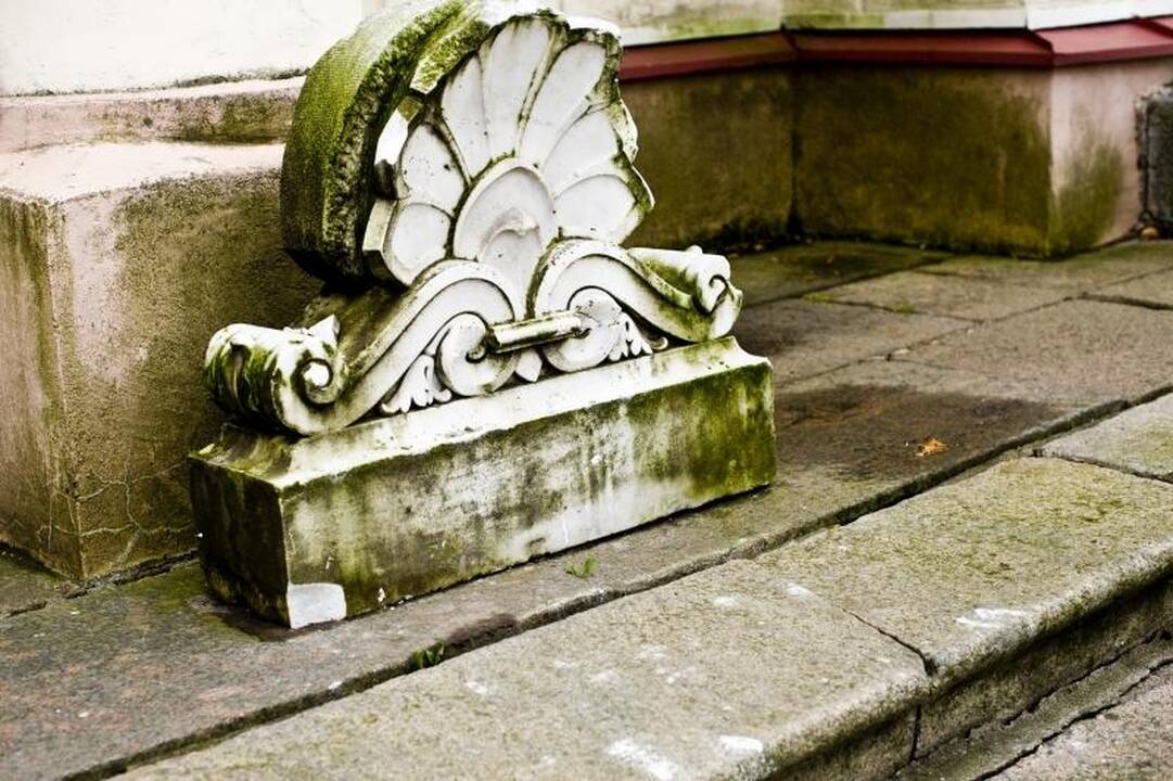 Vandalai išdaužė Raudondvario bažnyčios langus 