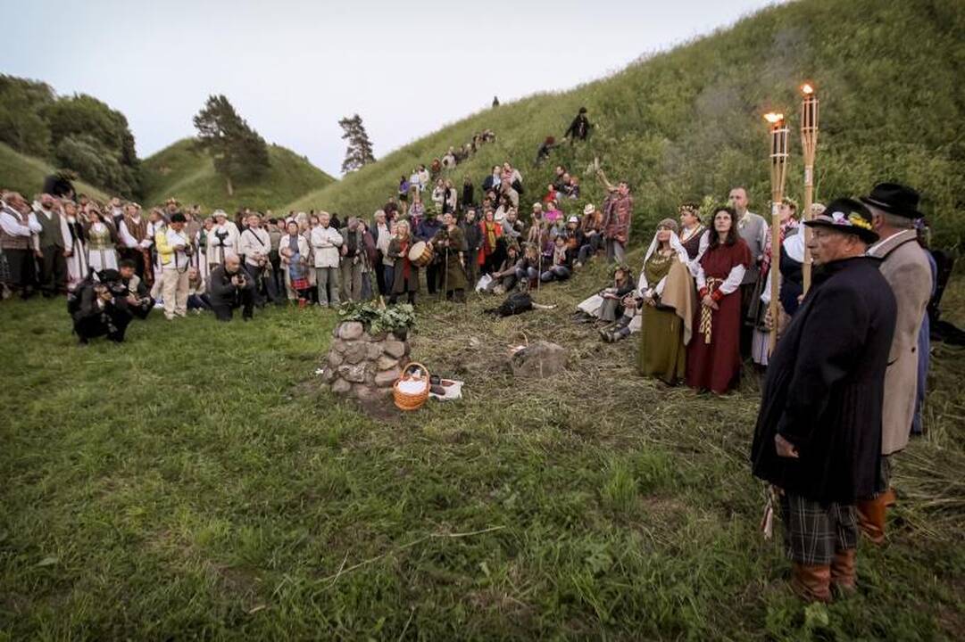 Trumpiausia metų naktis Kernavėje - su dainomis, laužais ir apeigomis