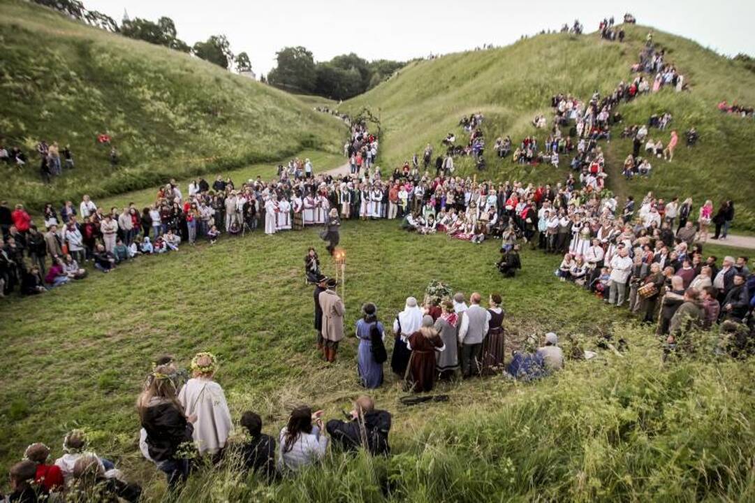 Trumpiausia metų naktis Kernavėje - su dainomis, laužais ir apeigomis