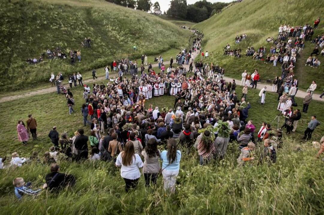 Trumpiausia metų naktis Kernavėje - su dainomis, laužais ir apeigomis