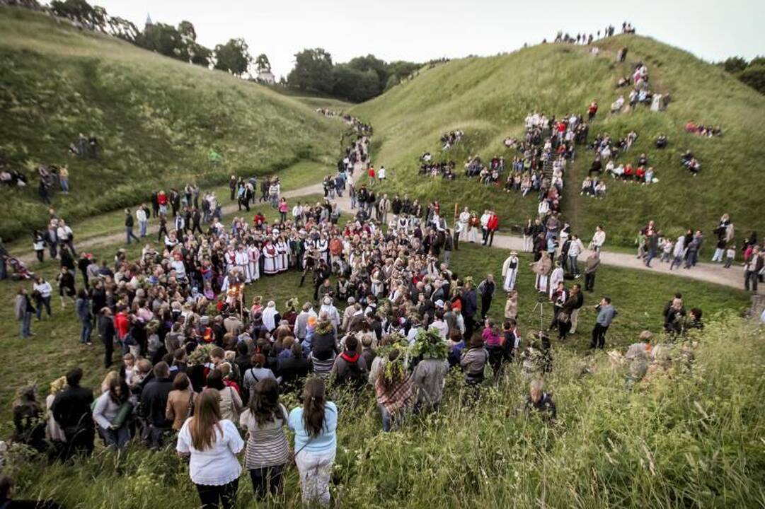 Trumpiausia metų naktis Kernavėje - su dainomis, laužais ir apeigomis