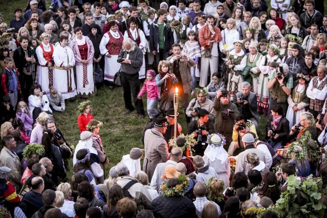 Trumpiausia metų naktis Kernavėje - su dainomis, laužais ir apeigomis
