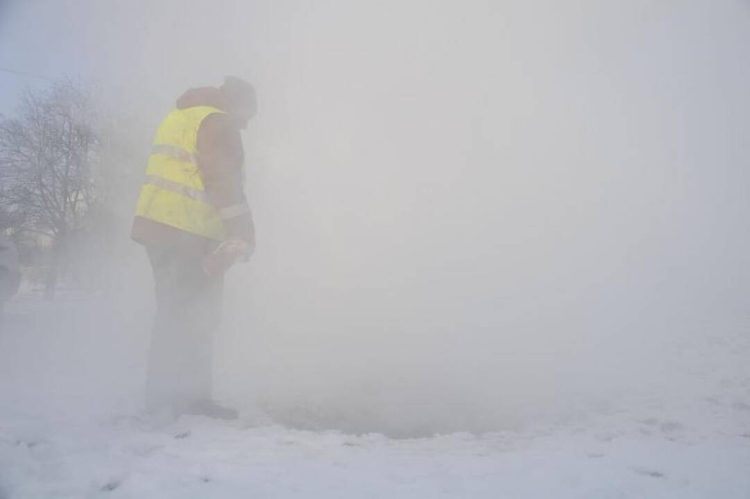 Garai iš šilumos trasos veržiasi prie Žaliojo tilto
