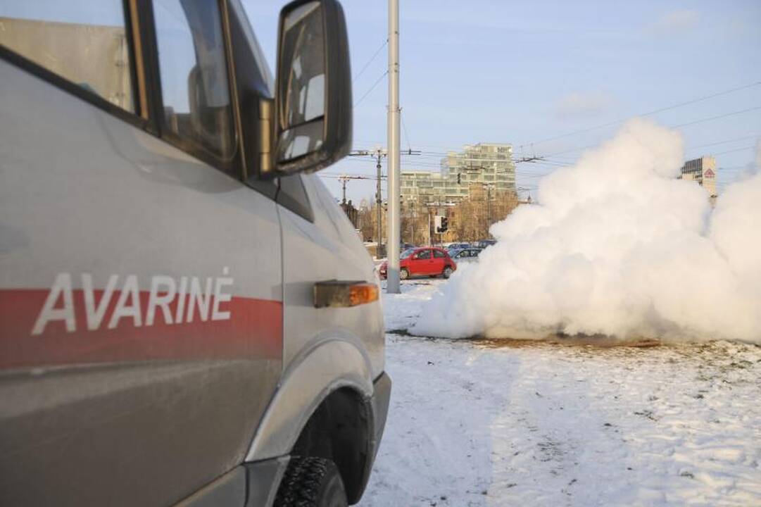 Garai iš šilumos trasos veržiasi prie Žaliojo tilto
