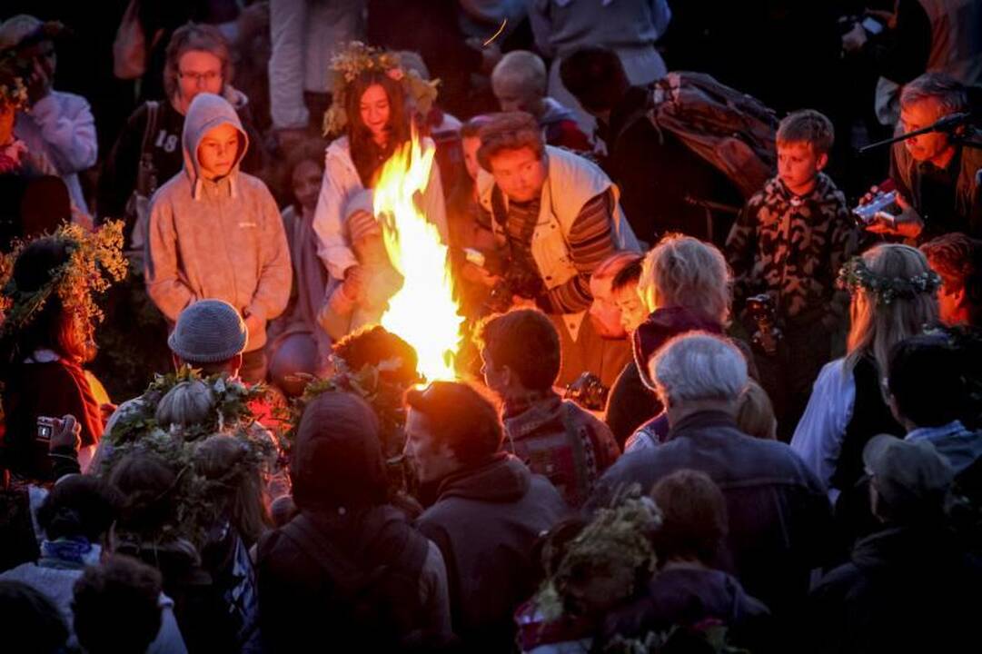 Trumpiausia metų naktis Kernavėje - su dainomis, laužais ir apeigomis