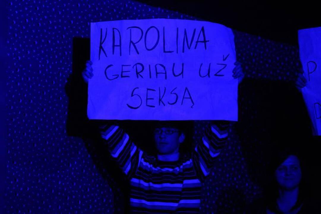 Smauglį aplink kaklą apsivyniojusi studentė įveikė varžoves