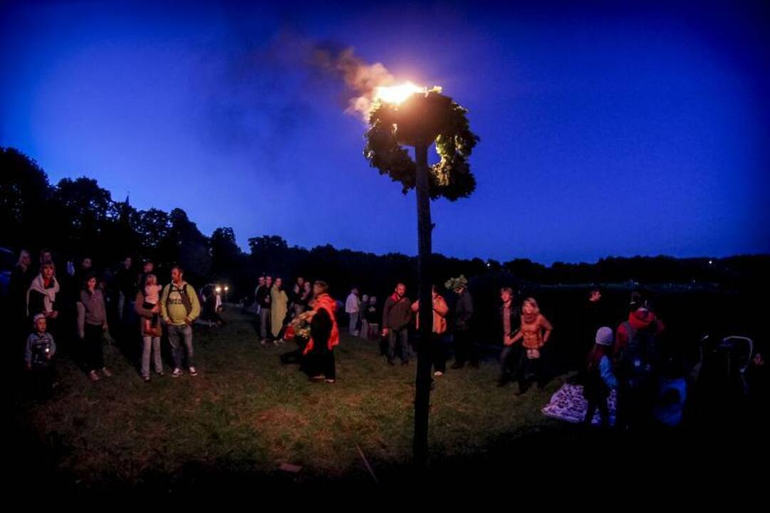 Trumpiausia metų naktis Kernavėje - su dainomis, laužais ir apeigomis