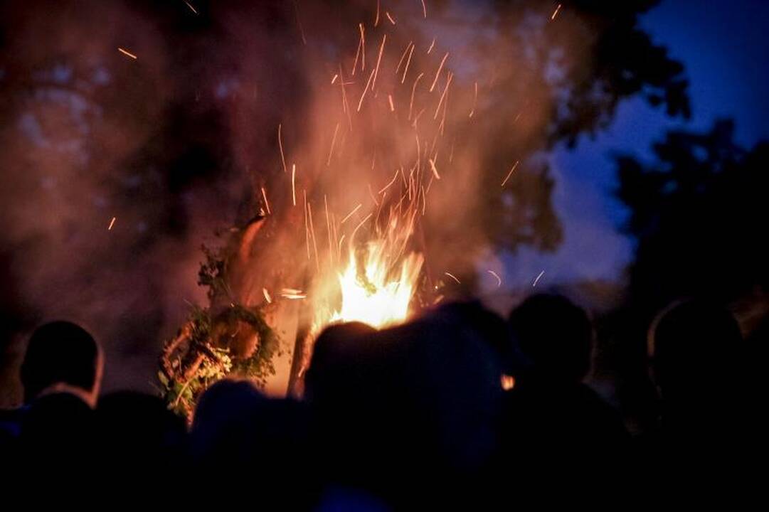 Trumpiausia metų naktis Kernavėje - su dainomis, laužais ir apeigomis