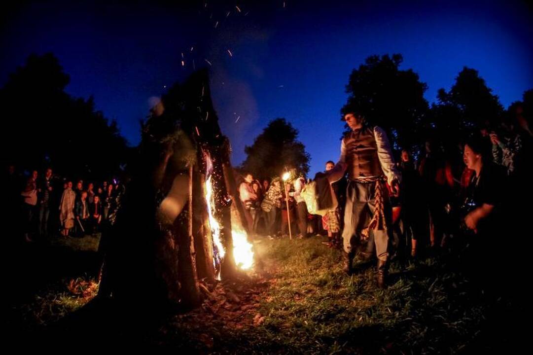 Trumpiausia metų naktis Kernavėje - su dainomis, laužais ir apeigomis