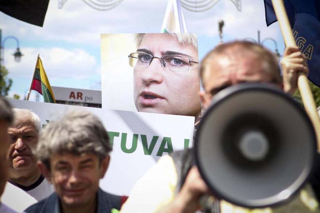 N.Venckienę palaikantys žmonės Vilniuje šaukėsi „tautos teismo“