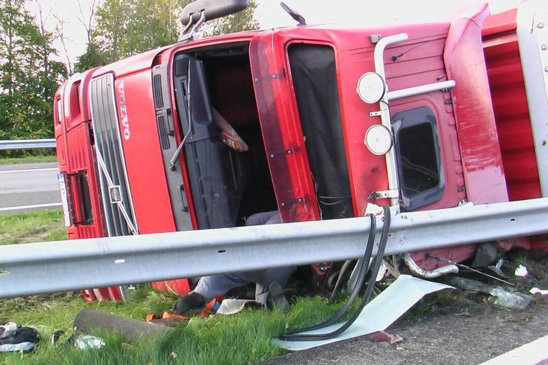 Greitkelyje Klaipėdos rajone apvirto vilkikas 