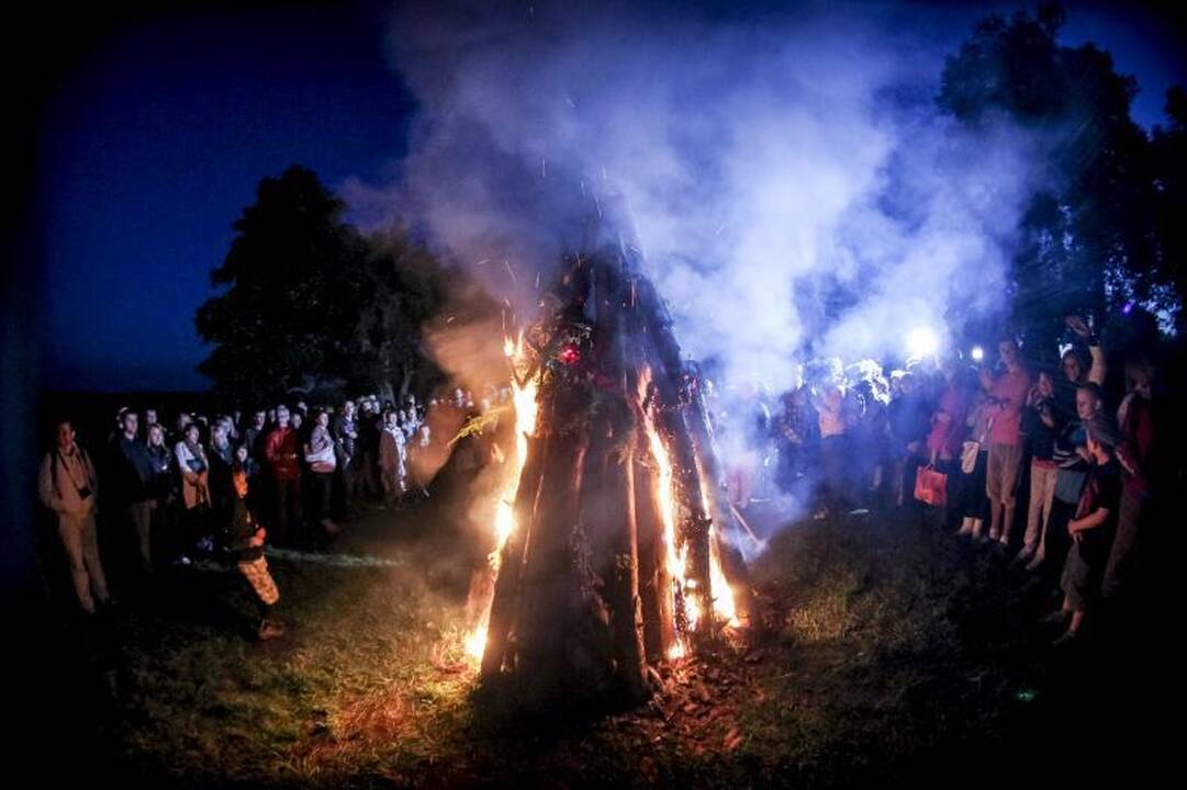Trumpiausia metų naktis Kernavėje - su dainomis, laužais ir apeigomis
