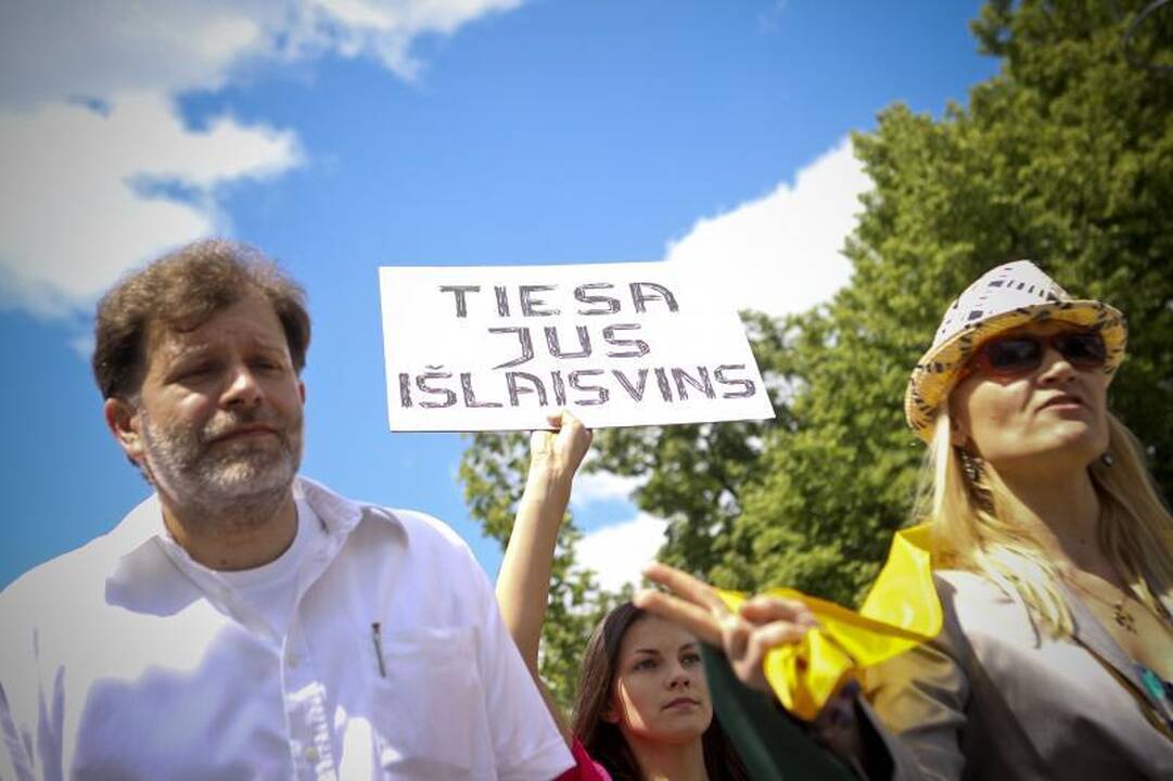 N.Venckienę palaikantys žmonės Vilniuje šaukėsi „tautos teismo“