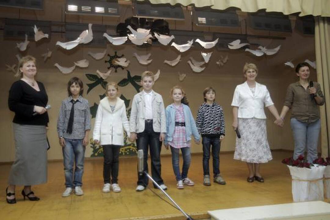 Šalies abiturientus iš mokyklų išlydi paskutinis skambutis 