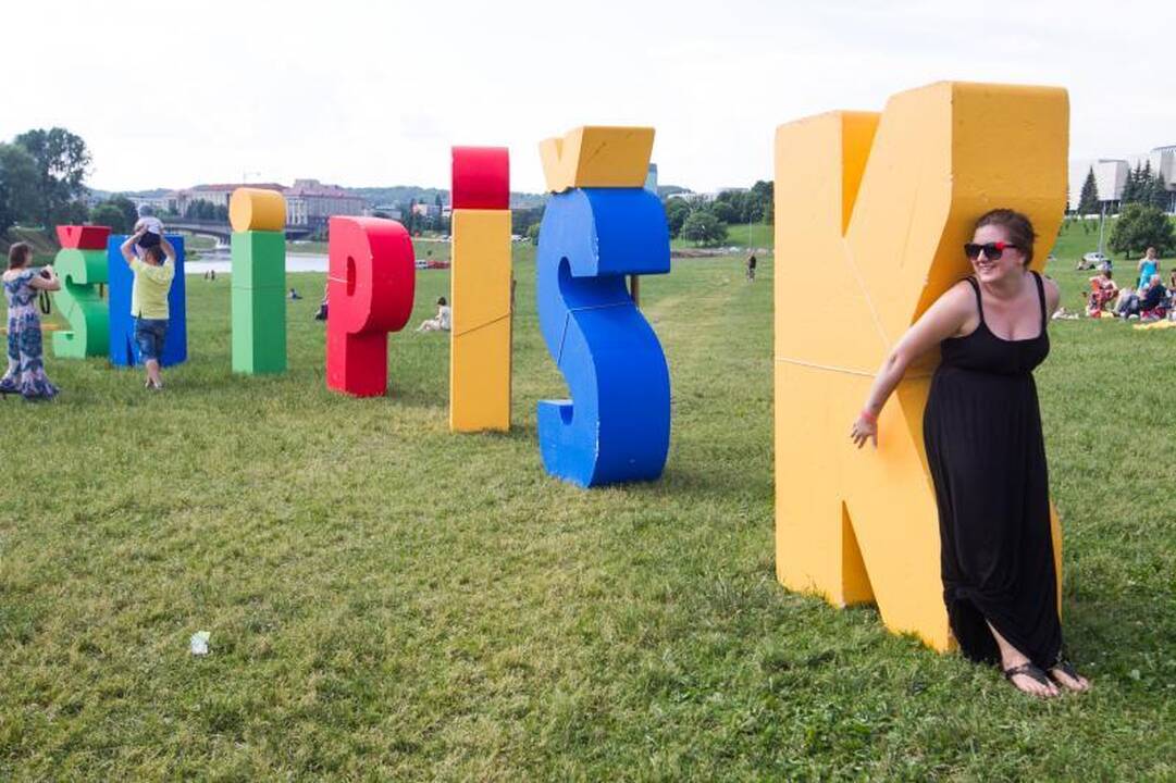 Erdvė prie Baltojo tilto trumpam tapo menų pieva
