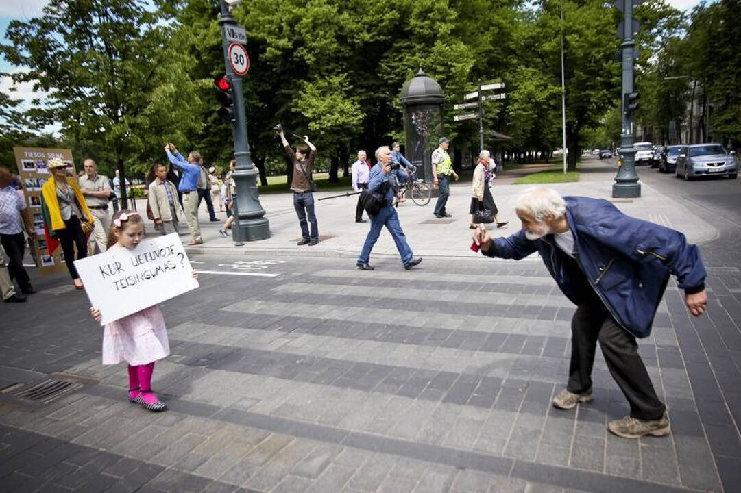 N.Venckienę palaikantys žmonės Vilniuje šaukėsi „tautos teismo“