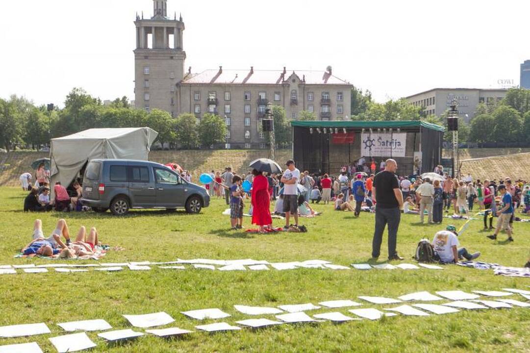 Erdvė prie Baltojo tilto trumpam tapo menų pieva