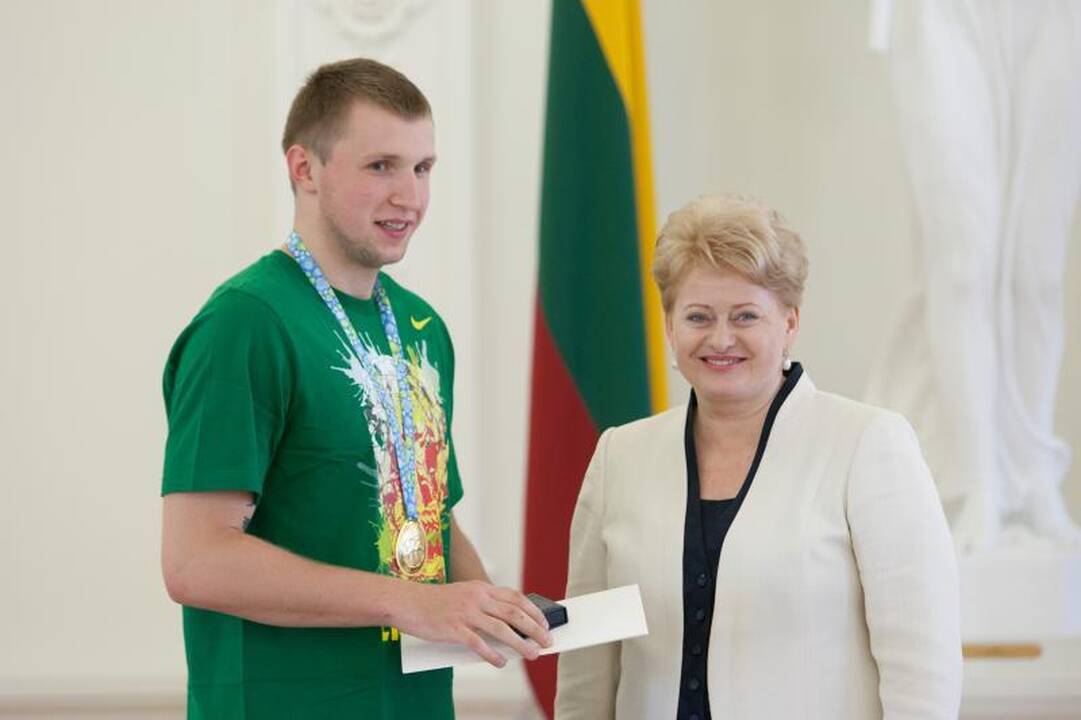 Prezidentė pasveikino Lietuvos jaunimo krepšinio rinktinę