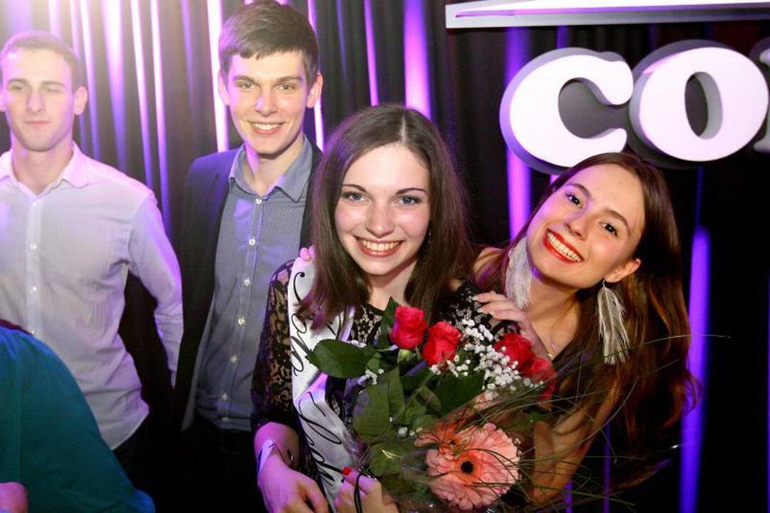 Smauglį aplink kaklą apsivyniojusi studentė įveikė varžoves