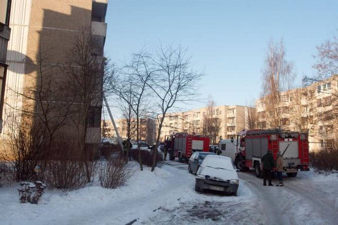 Sostinės daugiabutyje rasta neaiškiomis aplinkybėmis sudegusi moteris