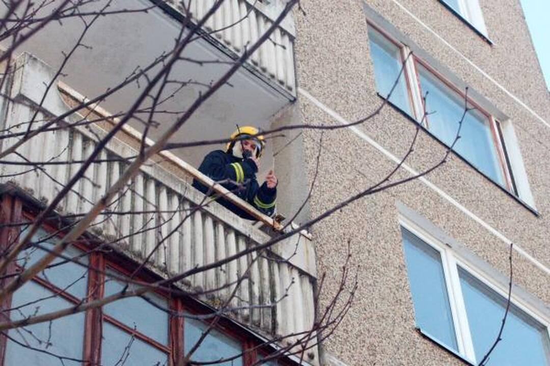 Sostinės daugiabutyje rasta neaiškiomis aplinkybėmis sudegusi moteris