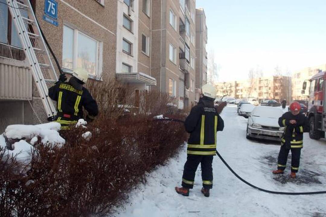 Sostinės daugiabutyje rasta neaiškiomis aplinkybėmis sudegusi moteris