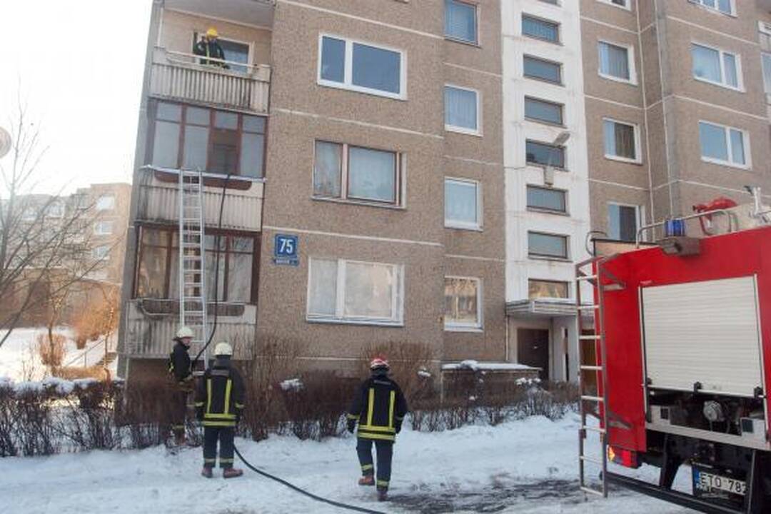 Sostinės daugiabutyje rasta neaiškiomis aplinkybėmis sudegusi moteris