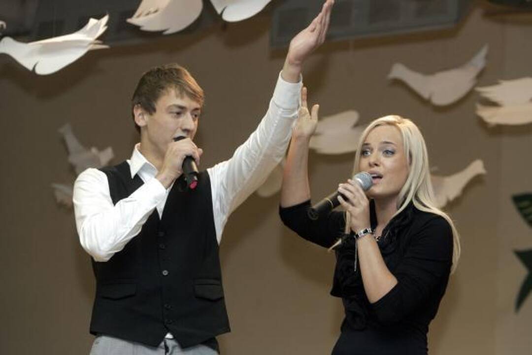 Šalies abiturientus iš mokyklų išlydi paskutinis skambutis 