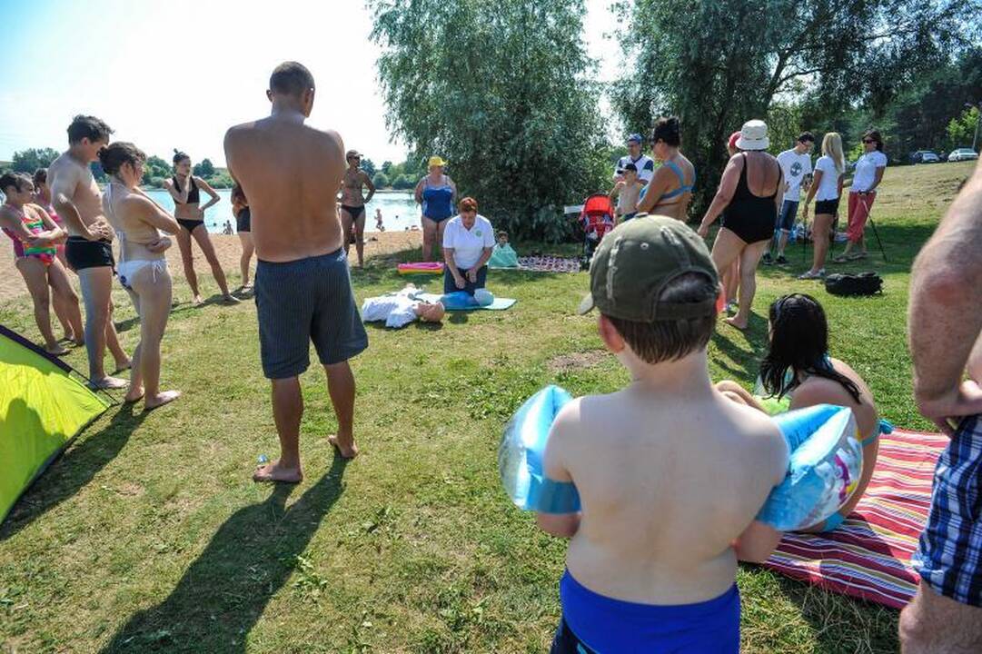 Į pliažą – mokytis     širdies    masažo